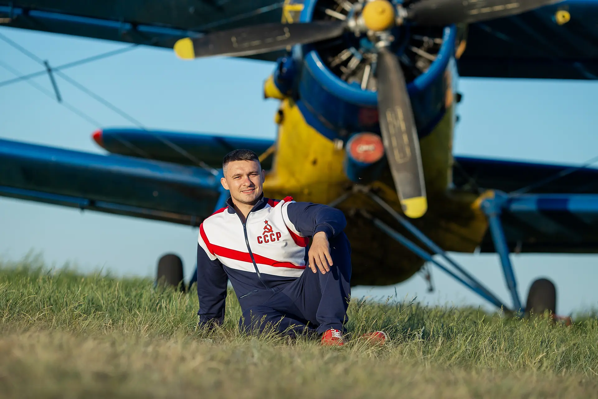 Девушка в костюме СССР